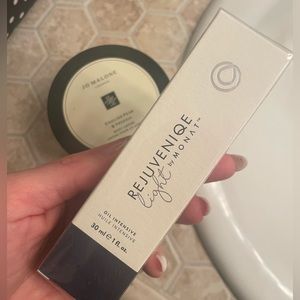 Rejuveniqe light oil